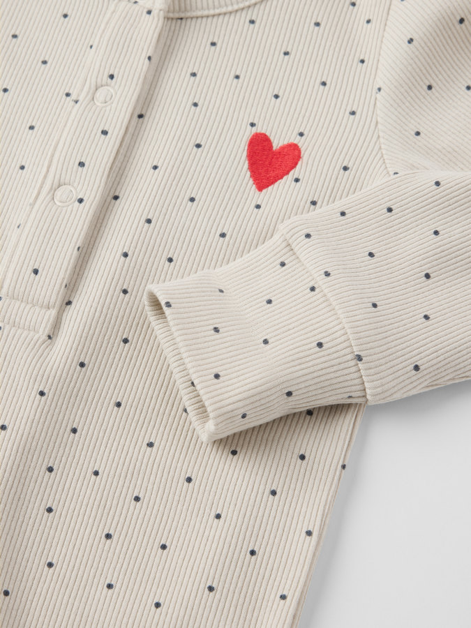 Ribbestrikket trikotoverall prikkete