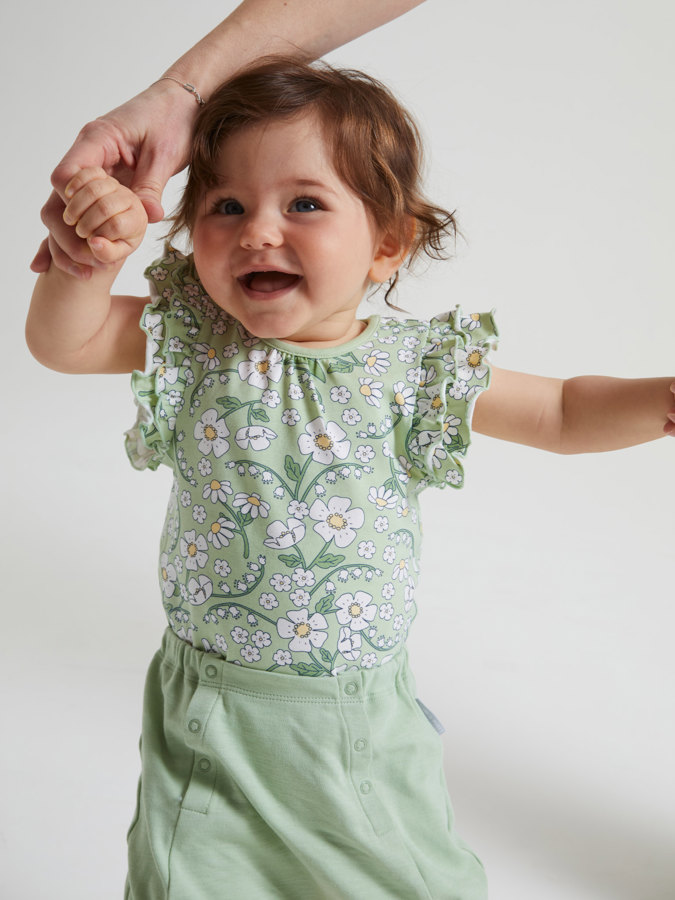 Kortermet body med volang hvitblomstret Kortermet body med volang hvitblomstret