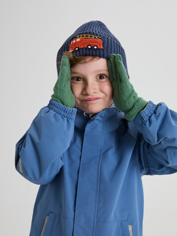 Ribbestrikket lue med applikasjon Ribbestrikket lue med applikasjon