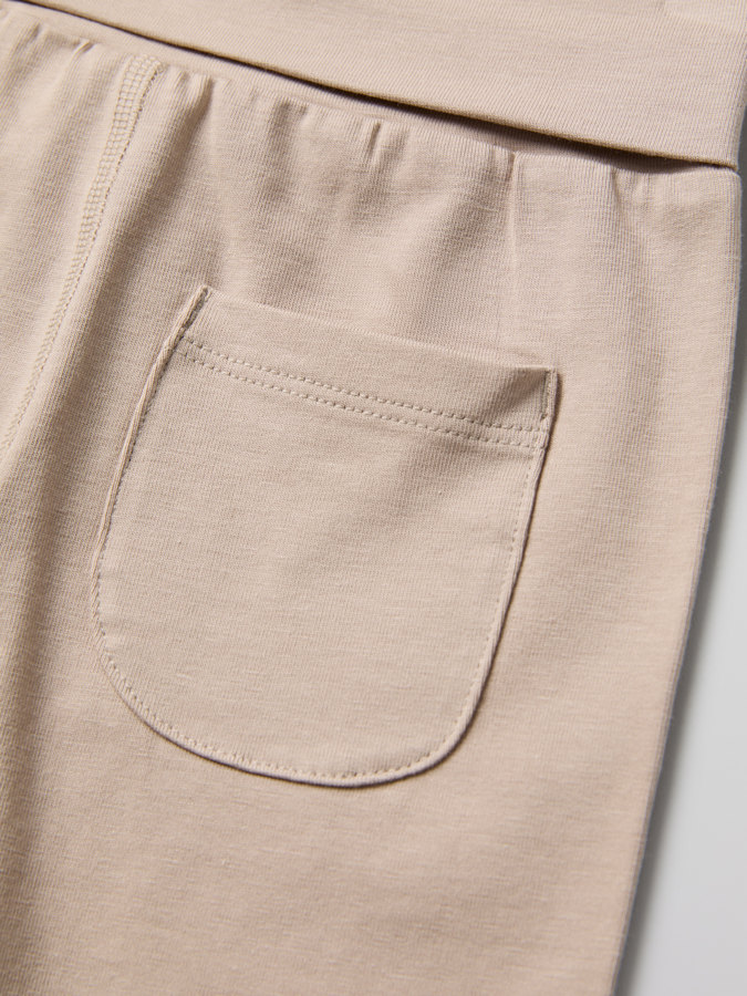 Bukse med nedbrettbare vrangborder Bukse med nedbrettbare vrangborder