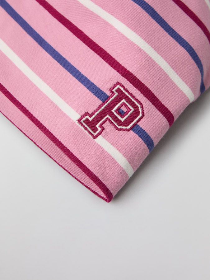 Trikotlue med P-applikasjon stripet Trikotlue med P-applikasjon stripet