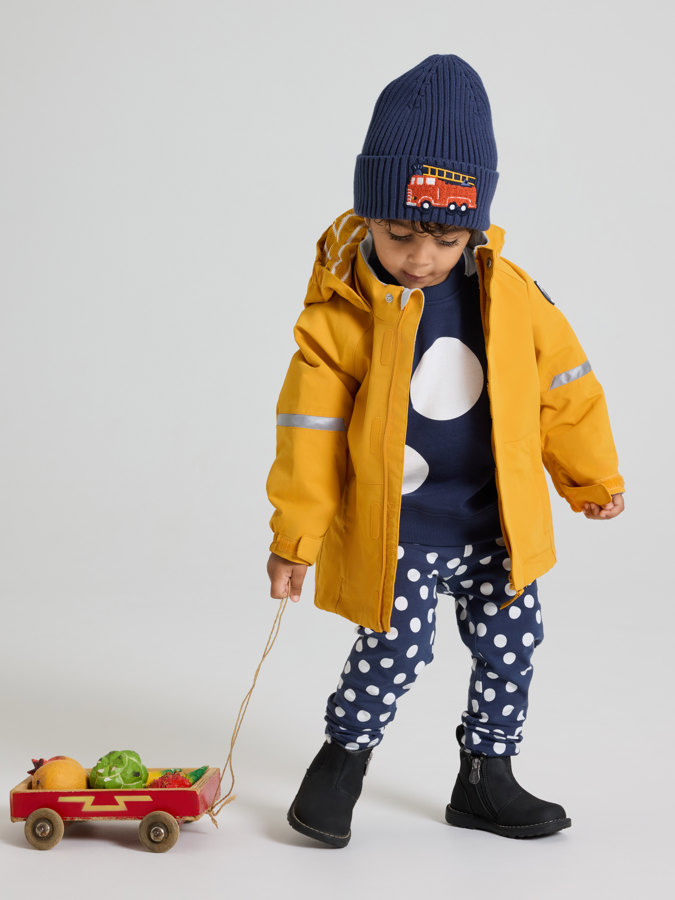 Ribbestrikket lue med applikasjon Ribbestrikket lue med applikasjon