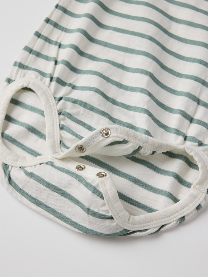 Sett med body og shorts stripet
