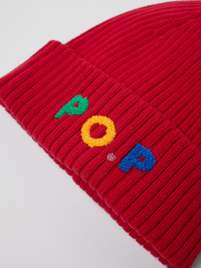 Ribbestrikket lue med applikasjon Ribbestrikket lue med applikasjon