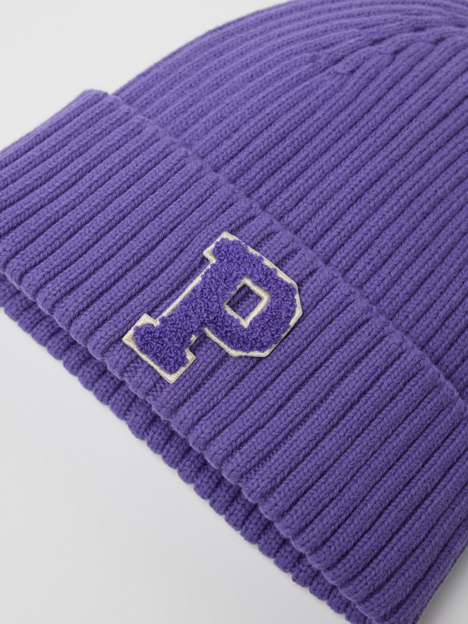 Ribbestrikket lue med P-applikasjon Ribbestrikket lue med P-applikasjon