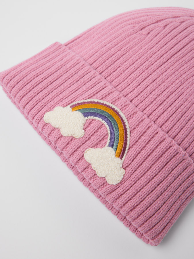 Ribbestrikket lue med applikasjon Ribbestrikket lue med applikasjon