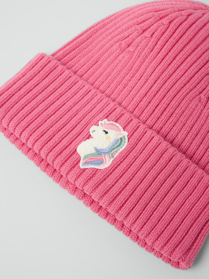 Ribbestrikket lue med applikasjon Ribbestrikket lue med applikasjon