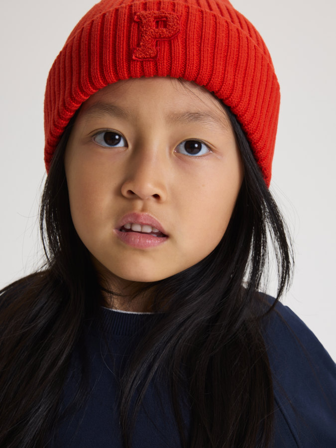 Ribbestrikket lue med applikasjon Ribbestrikket lue med applikasjon