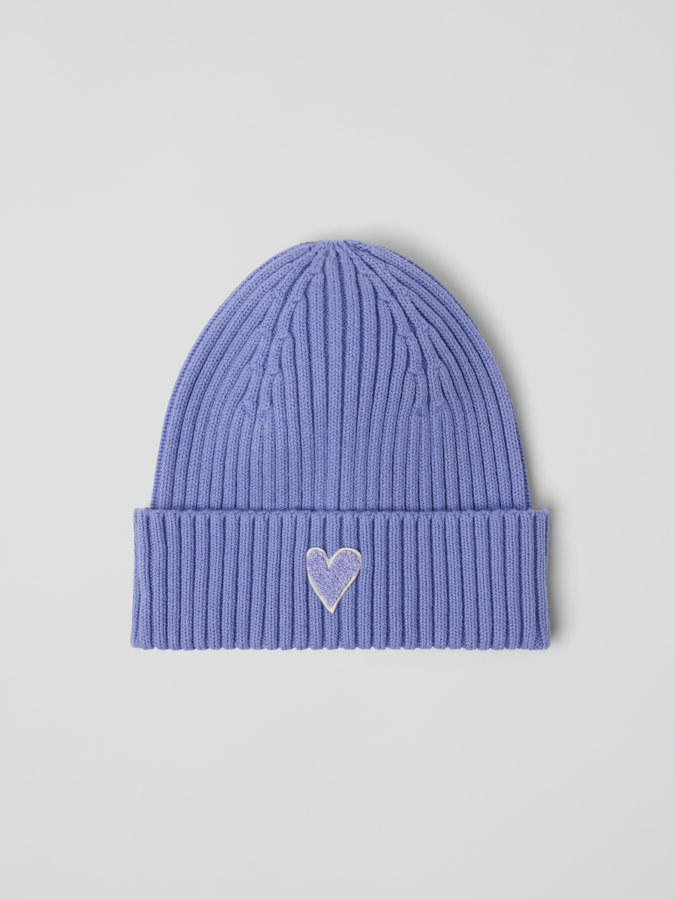 Ribbestrikket lue med applikasjon