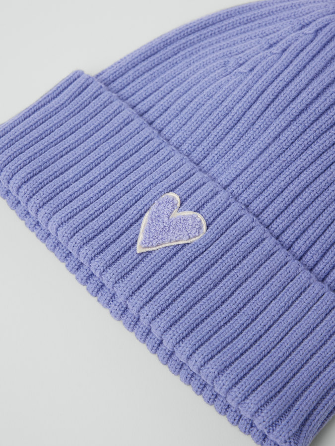 Ribbestrikket lue med applikasjon