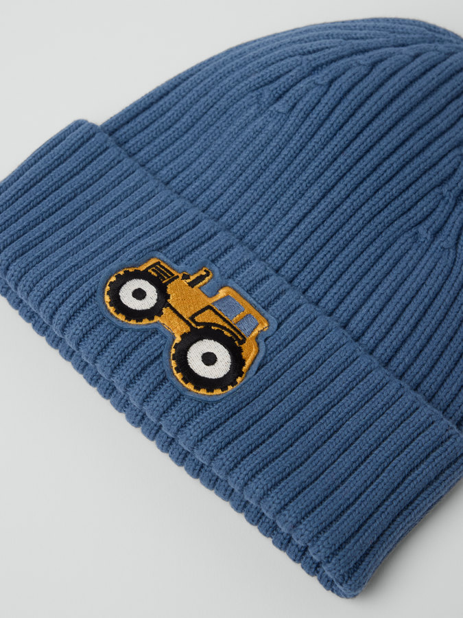 Ribbestrikket lue med applikasjon Ribbestrikket lue med applikasjon