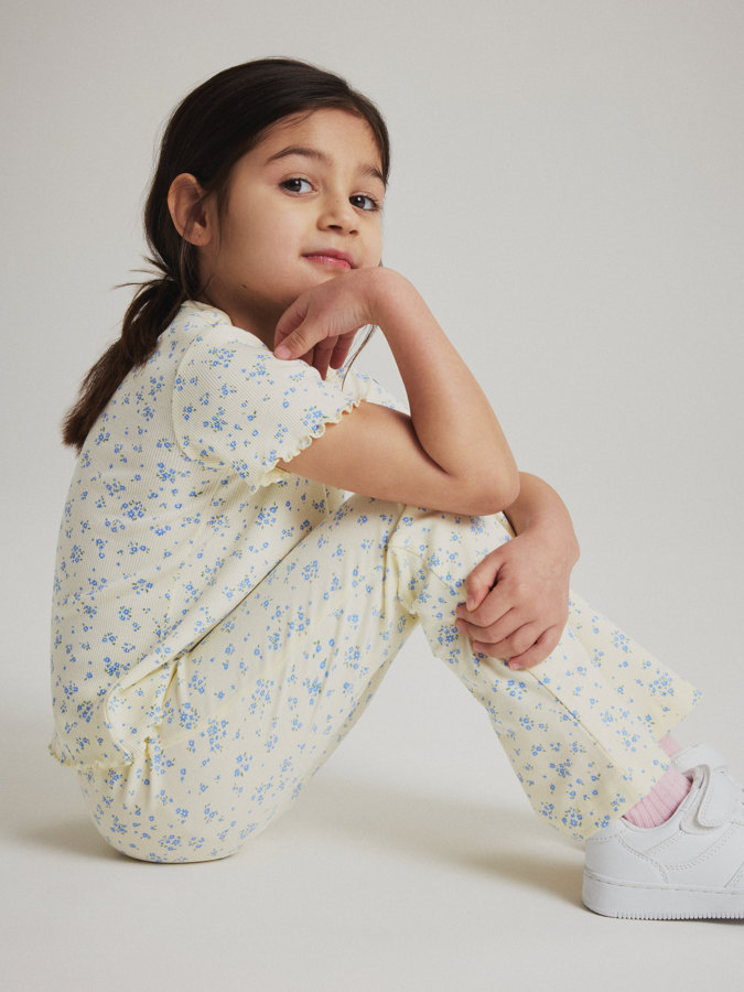 Ribbestrikket t-skjorte blomster Ribbestrikket t-skjorte blomster