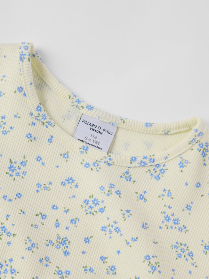 Ribbestrikket t-skjorte blomster Ribbestrikket t-skjorte blomster