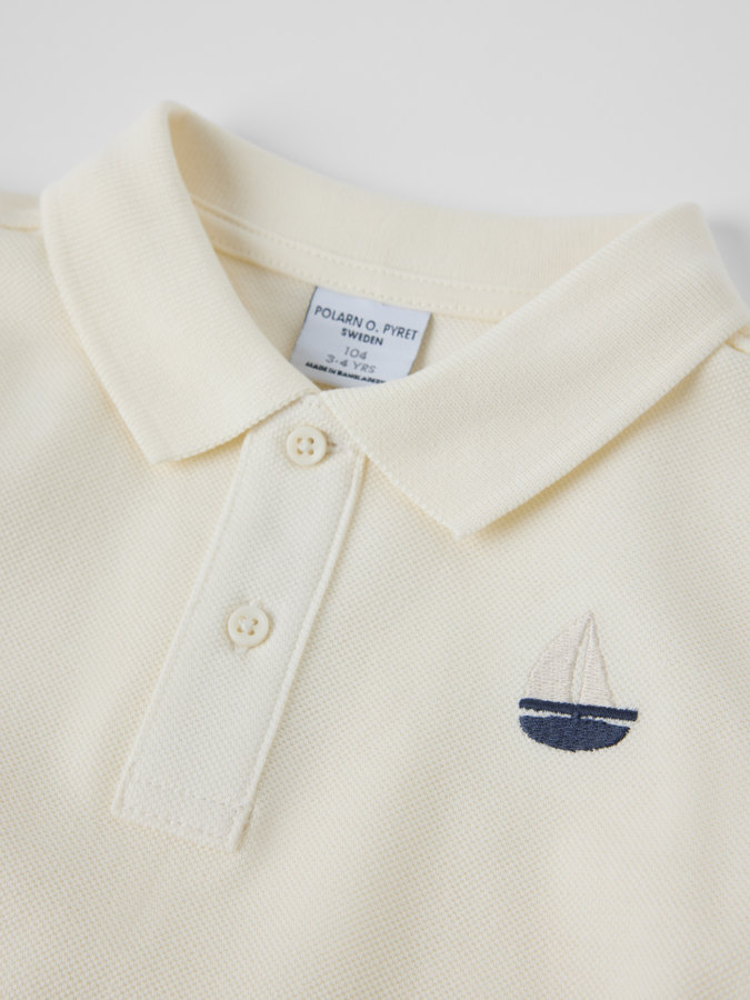 Pikéskjorte seilbåt