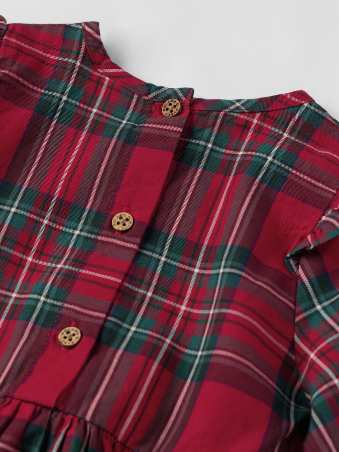 Babykjole med volanger Babykjole med volanger