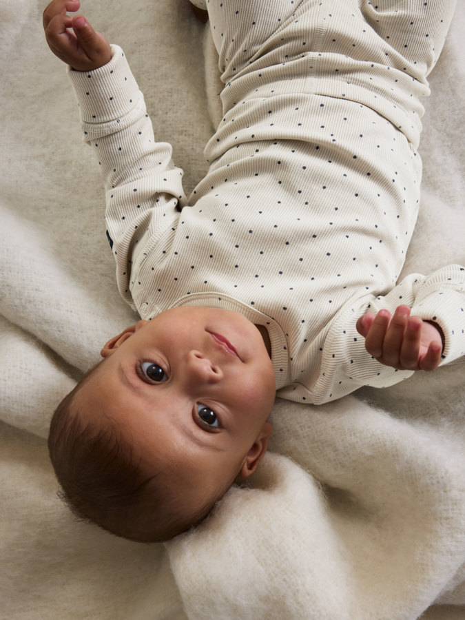 Ribbestrikket body prikkete Ribbestrikket body prikkete